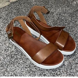 Mia sandals
